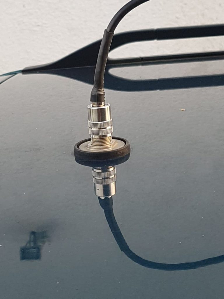 Nahaufnahme einer Antenne, die auf einem Auto montiert ist.