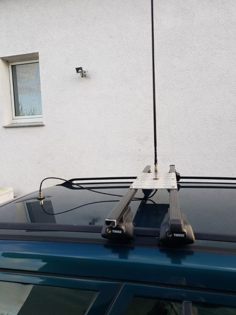Amateurfunk-Antenne auf einem Autodach