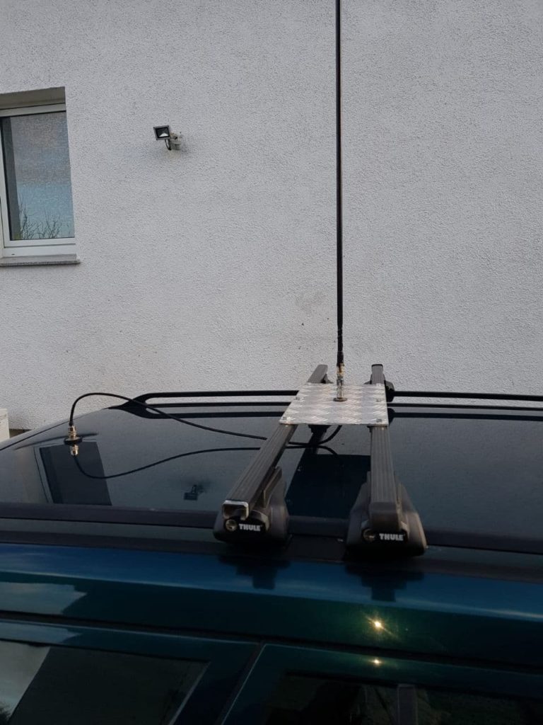 Amateurfunk-Antenne auf einem Autodach